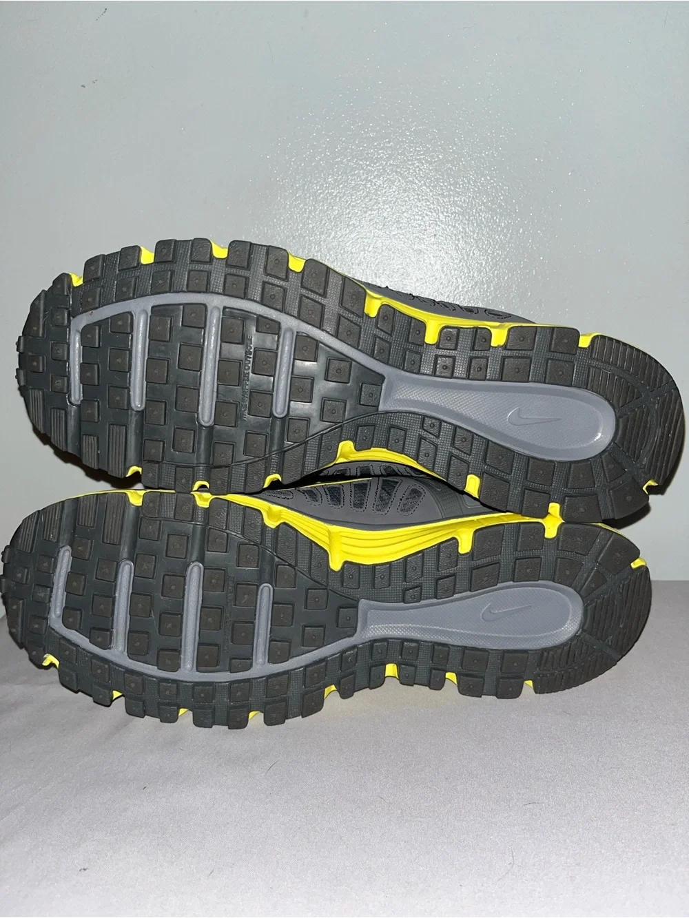 Nike Dart 9 running Shoe Size 10.5 Neon Volt/Bright Yellow With Grey Mesh Upper